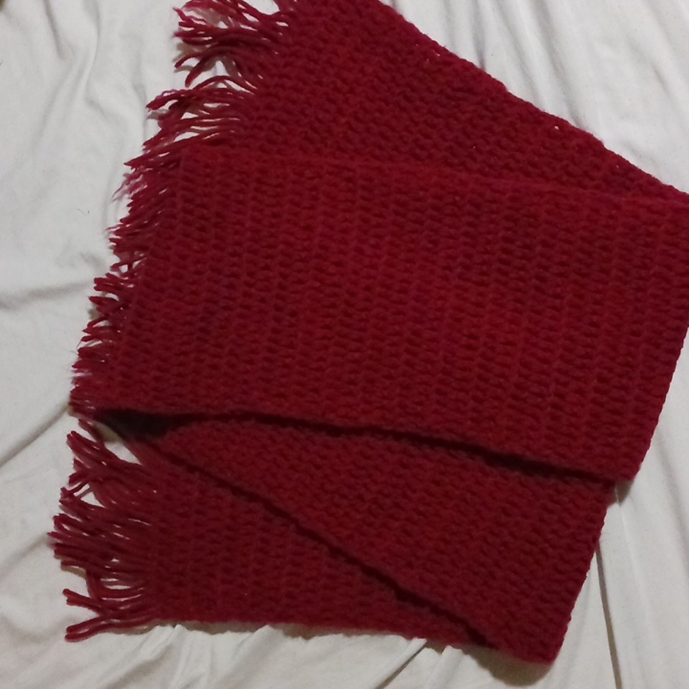 Red/Maroon Knitted scarf